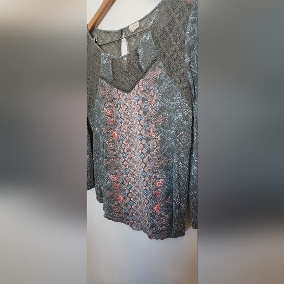 Chic Women's Blouse - Gray and Pink - Picture 3 of 3